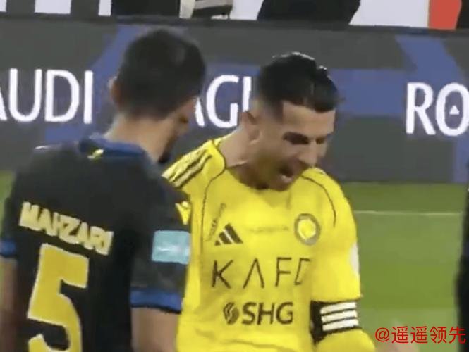 40岁C罗遭对手触电式碰瓷，无奈摊手愤愤不平，球迷:跟着罗哥涨球了