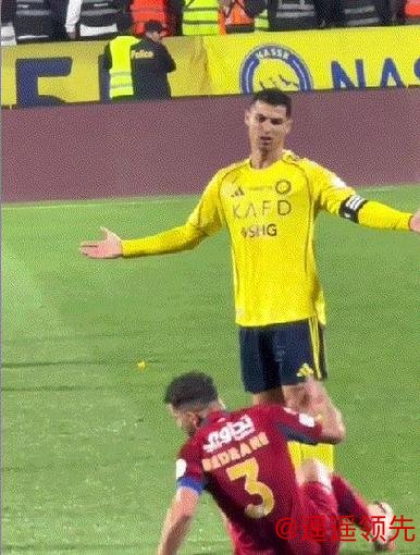 40岁C罗遭对手触电式碰瓷，无奈摊手愤愤不平，球迷:跟着罗哥涨球了