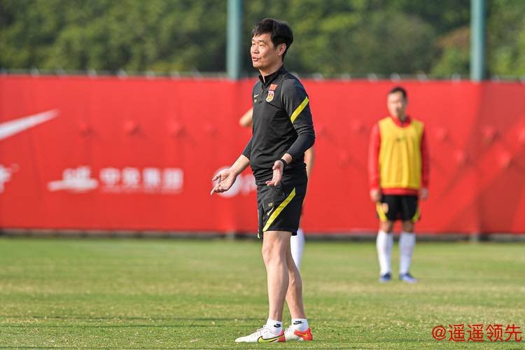 肇庆集训：蒋光太搭档18岁新秀！李霄鹏急找减压位，国足“青春工具箱”真能找对路吗？