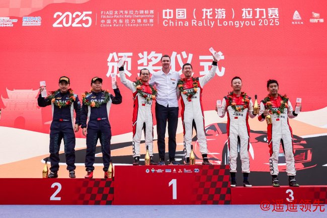 林德伟与领航乐柯鹏站在最高领奖台上